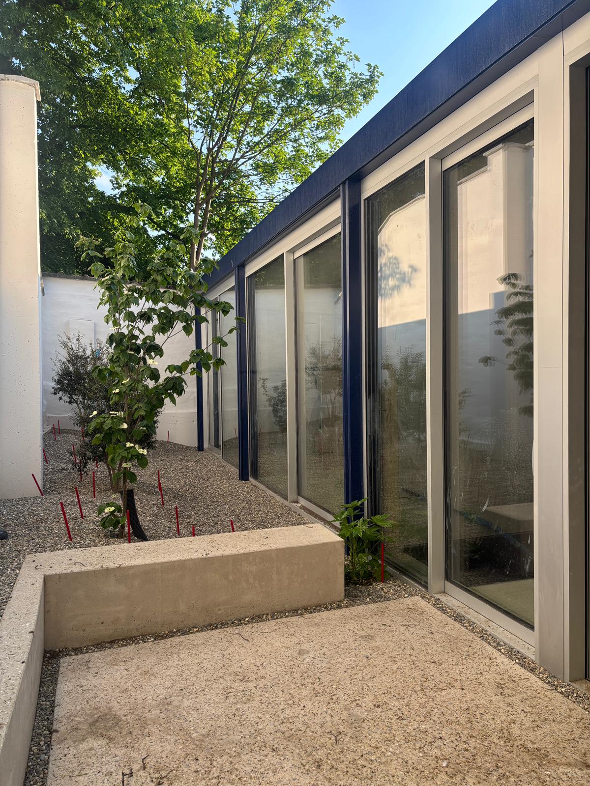 Patio met glaspartij en groen
